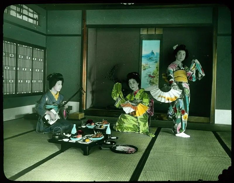 geisha biểu diễn trong một bữa tiệc geisha biểu diễn trong một bữa tiệc